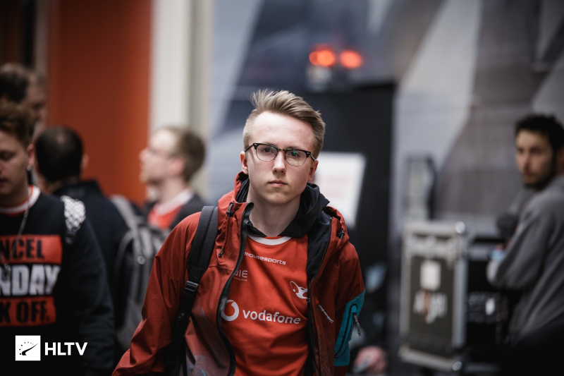 在晋级德玛西亚杯四分之一决赛后， EDward Gaming 上单选手 Zdz 发布了：离线加油