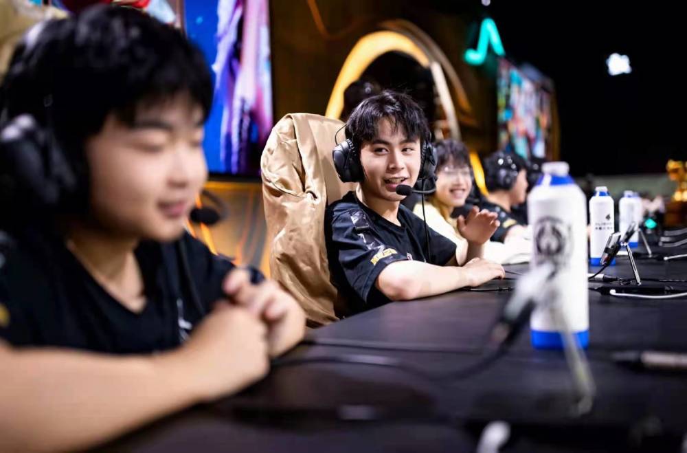 LGD Gaming 官方公告：前TT二队上单选手 Sasi 正式加入 LGD Gaming ，在新赛季共同奋战！